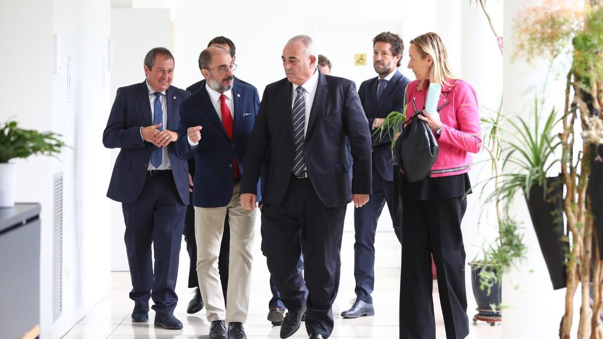 El presidente de Aragón, Javier Lambán, conversa con los inversores de BWB, Antonio Macías, y la consejera Marta Gastón, antes de presentar la inversión en PLHUS.