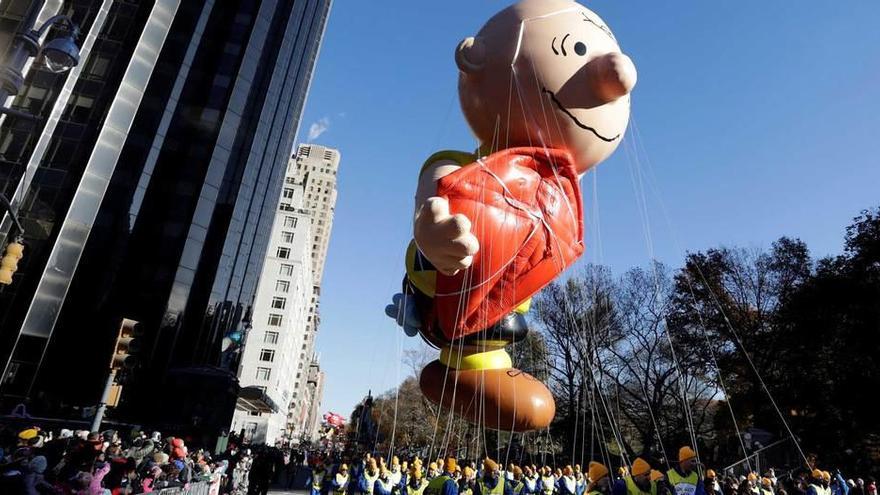 El globo del personaje animado Charlie Brown flota en pleno Central Park.