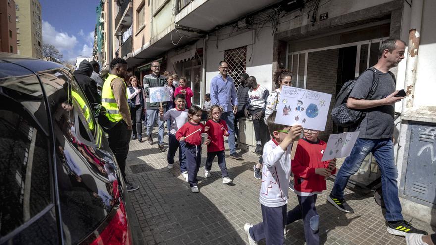 Protesta de la ‘escoleta’ Sant Josep Obrer por la suciedad en Son Gotleu