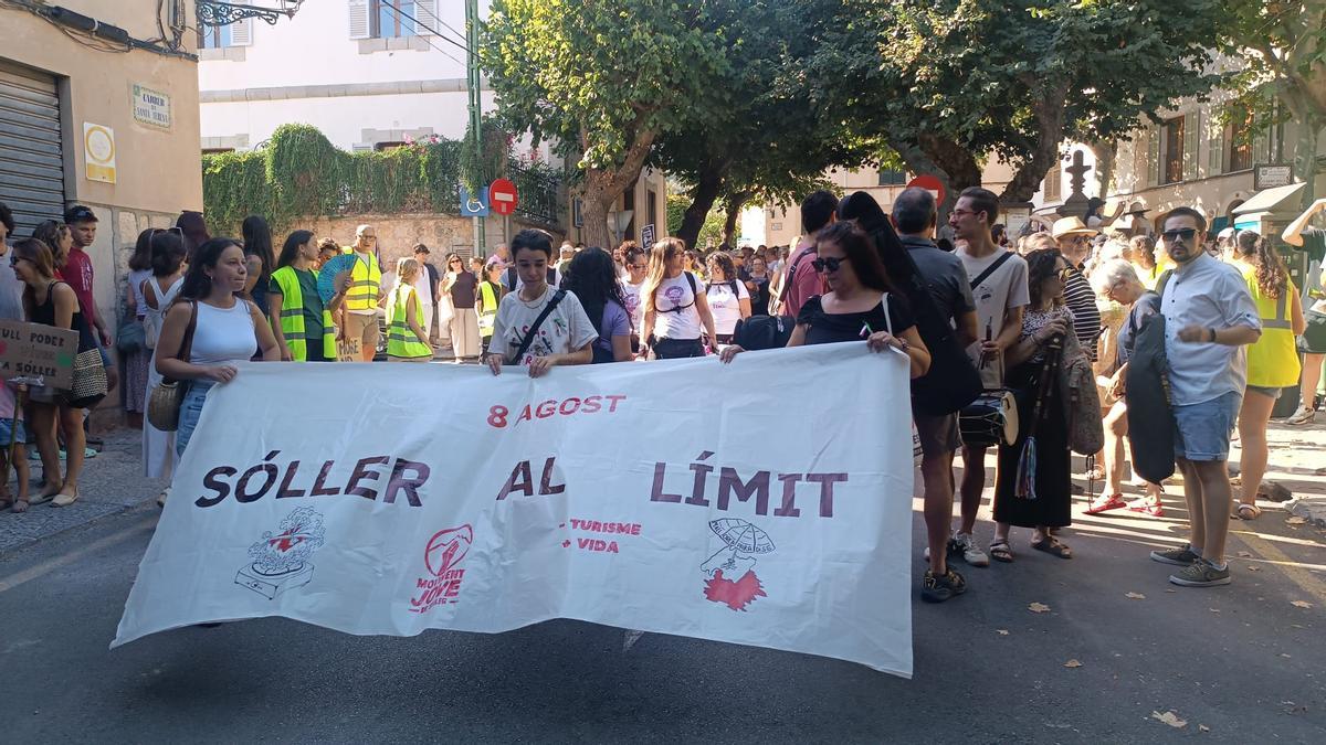 FOTOS | La protesta de Sóller contra la masificación turística, en imágenes FOTOS | La protesta de Sóller contra la masificación turística, en imágenes