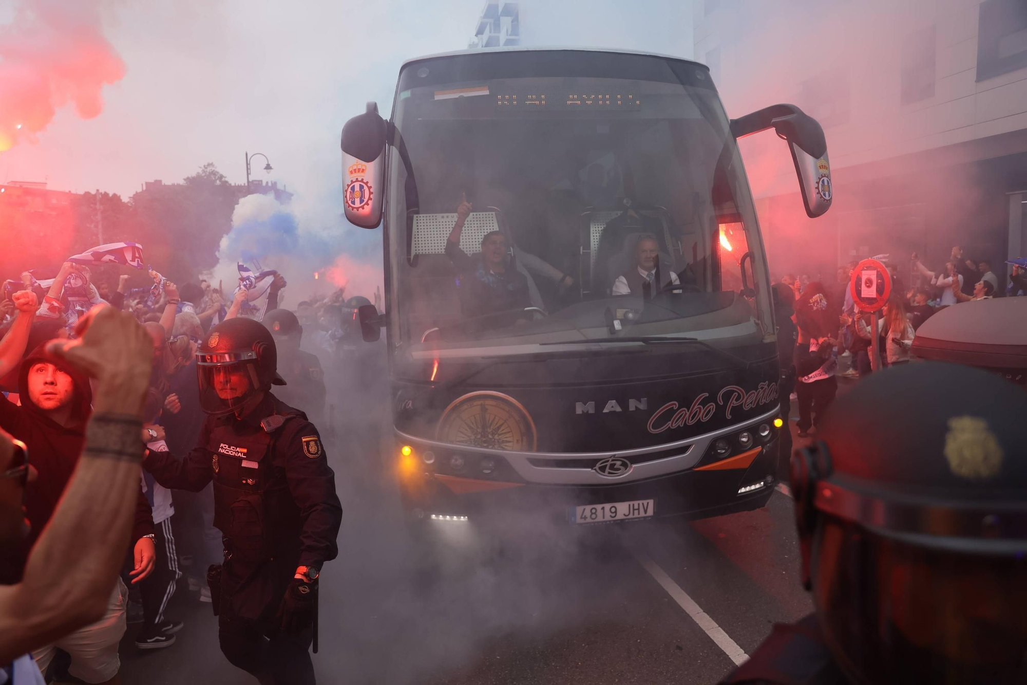 EN IMÁGENES: Avilés se tiñe de blanquiazul para la final por el ascenso ante el Rayo Majadahonda