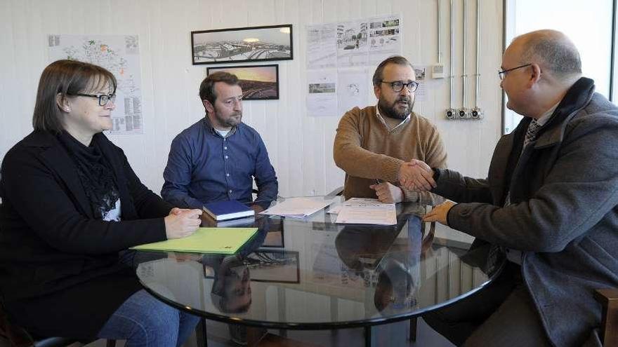 García y Fernández observan el apretón de manos de Cuíña y Lamas, ayer, en el consistorio. // Bernabé/J.Lalín