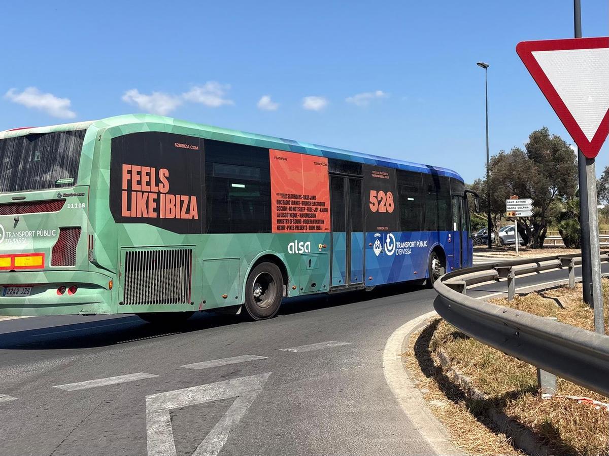 Autobús con una valla publicitaria en Ibiza.