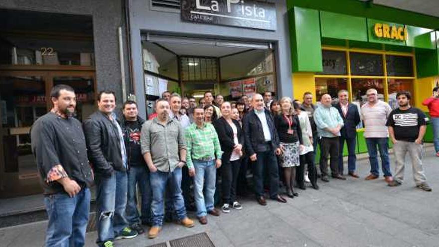 El jurado probando pinchos a concurso ayer en el bar La Pista de Mieres