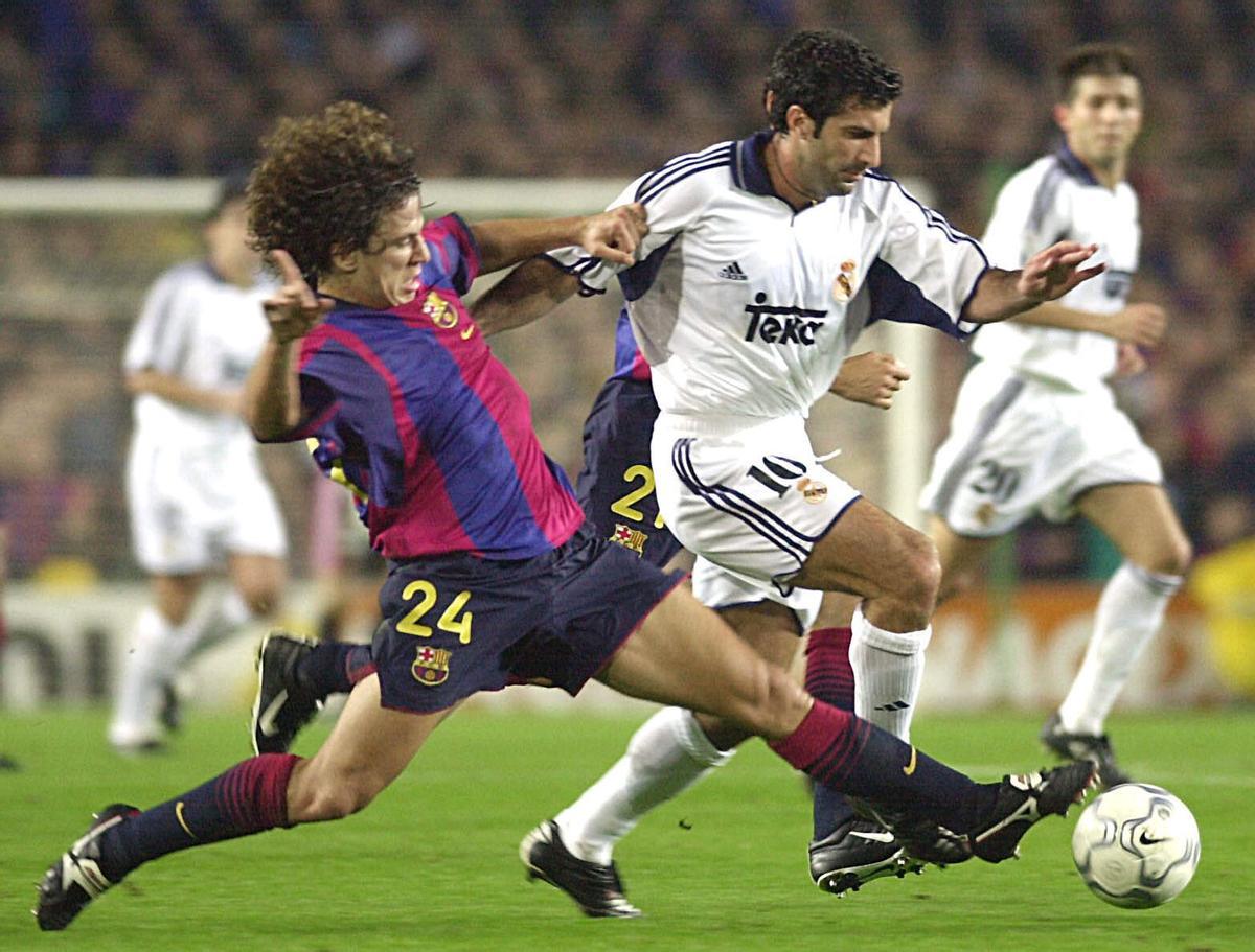 Figo, marcado por Puyol, en su primera visita al Camp Nou con la camiseta del Real Madrid.