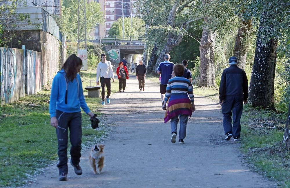 Otros han optado por pasear o hacer deporte en Vigo.