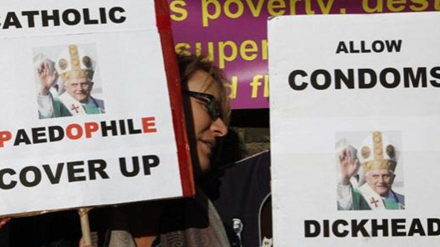 Manifestantes contra el Papa.