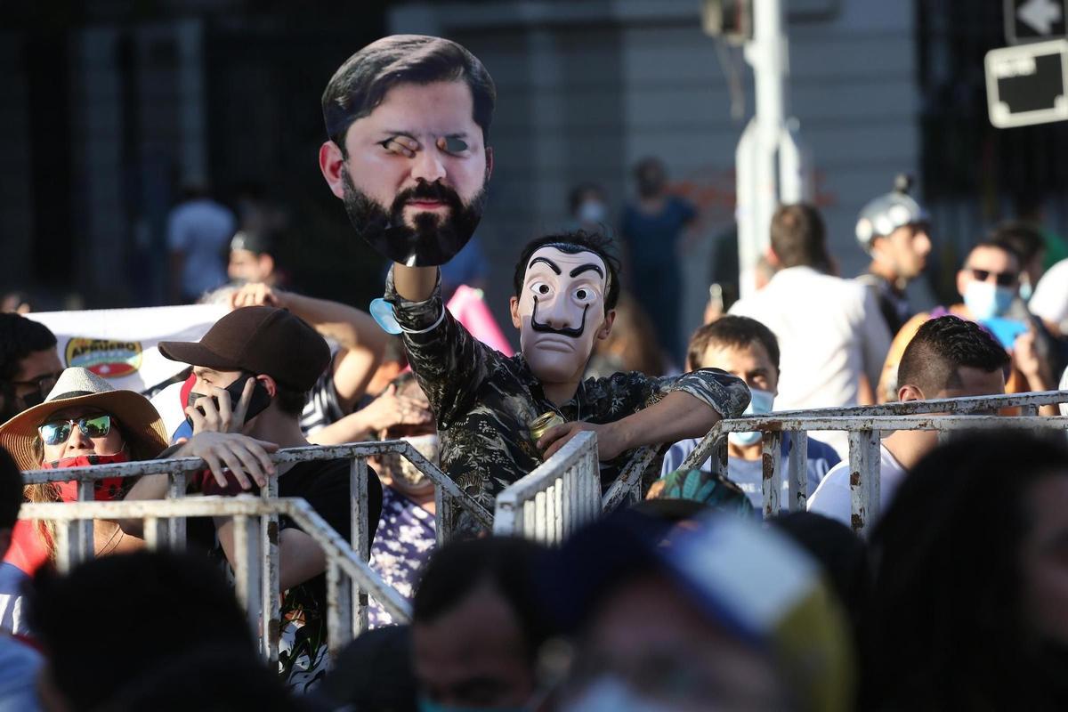 Simpatizantes de Boric portan máscaras de su cara.jpg Simpatizantes de Boric portan máscaras de su cara.jpg