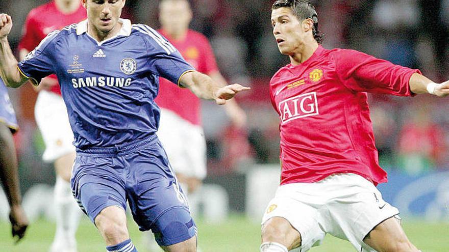 Crisitano Ronaldo y Lampard luchan por un balón en la última final de la Liga de Campeones. / sergei chirikov