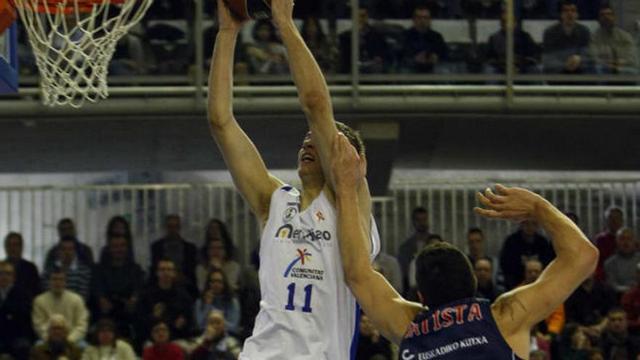 Andriuskevicius se dispone a "matar" el aro.