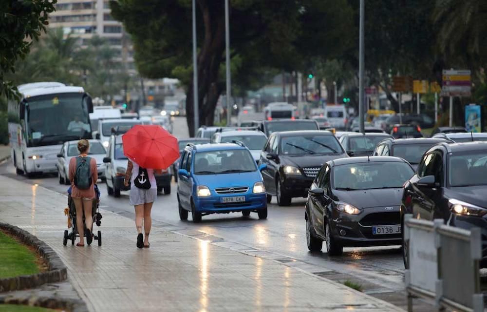 Heftige Regenfälle haben am Freitag (23.9.) auf Mallorca den Straßenverkehr teilweise stark beeinträchtigt. In mehreren Straßen in Palma stand das Wasser so hoch, dass Autos nicht mehr fahren konnten.