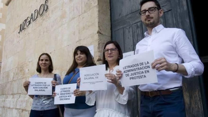 Los cuatro Letrados de la Administración de Justicia, durante el parón de ayer en Xàtiva.