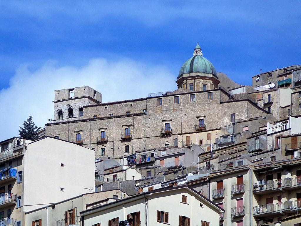 La catedral de San Nicolás sobresale entre los edificios del pueblo.