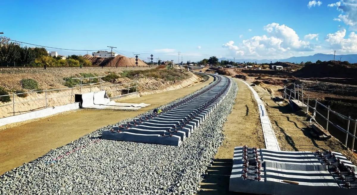 Instalación de vías para las obras del AVE Murcia - Madrid-