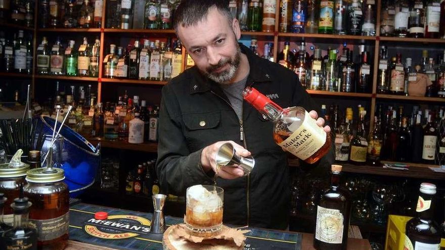 El bartender pontevedrés Luis López Rodiño. // Rafa Vázquez