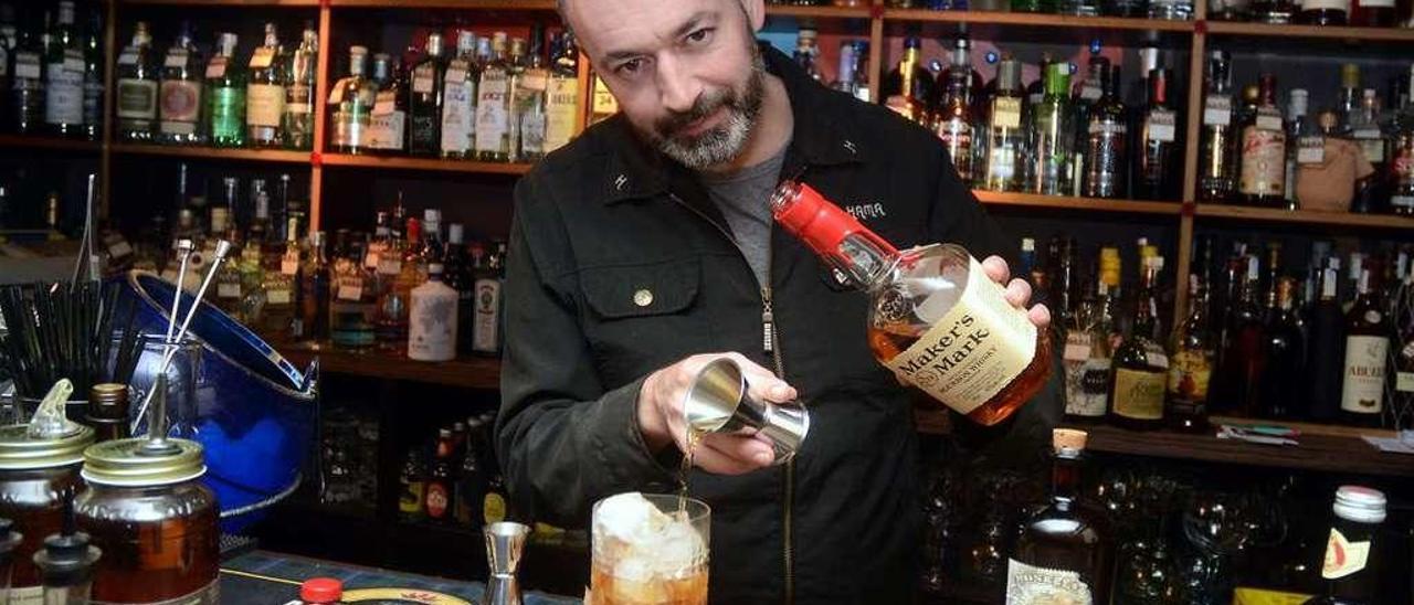 El bartender pontevedrés Luis López Rodiño. // Rafa Vázquez