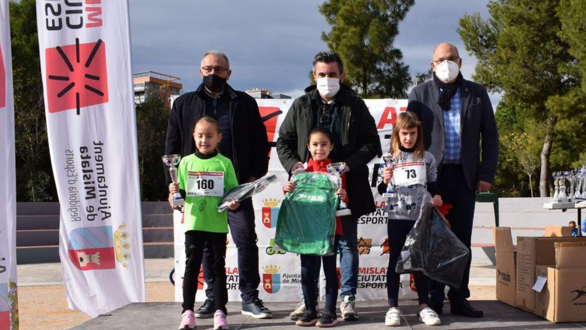 Tres de las pequeñas atletas en la entrega de premios. | V. PUCHOL