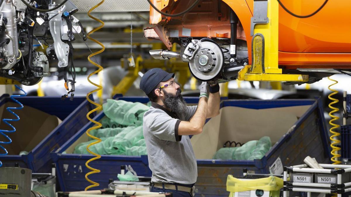 Un trabajador de la planta automovilística de Stellantis en Figueruelas, que avanza hacia su electrificación.