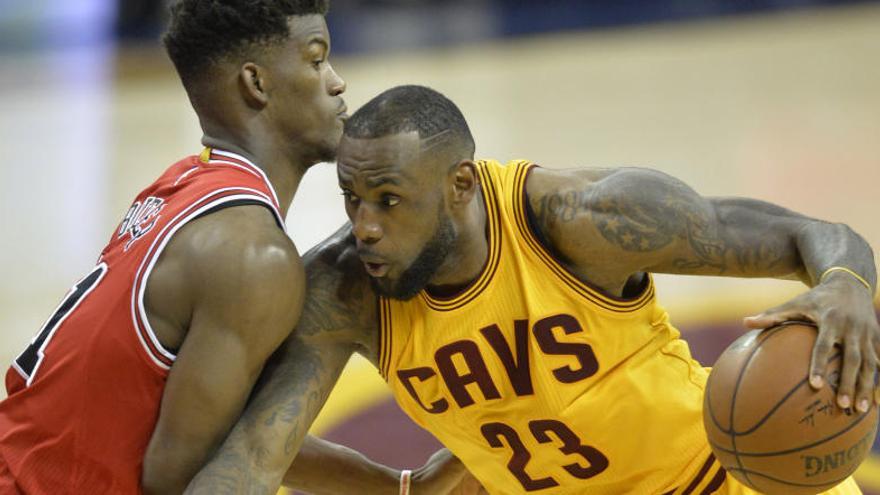 LeBron James trata de entrar a canasta.