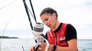 Cole Brauer trabaja en su barco antes de iniciar la travesía que le llevó por cuatro de los cinco continentes.