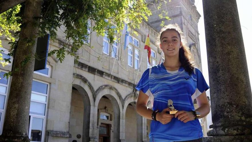 Ana Carbón, ayer, ante el consistorio de A Estrada, con el trofeo ganado en Suiza. // Bernabé/Javier Lalín