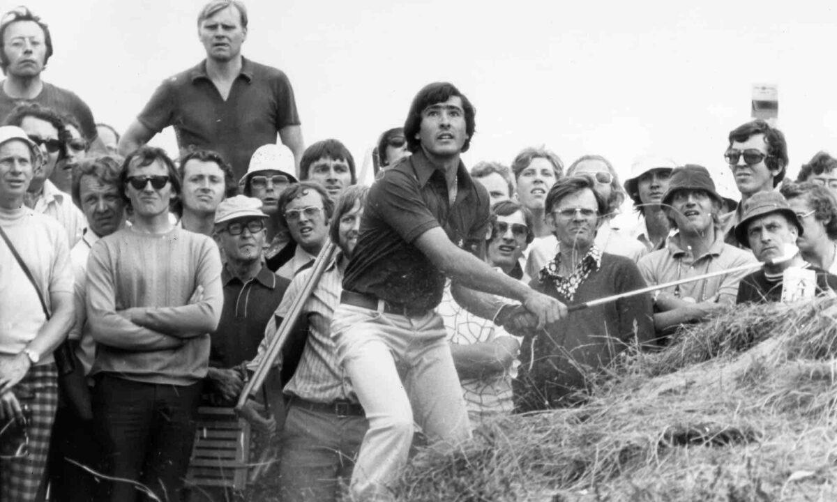 Un jovencísimo Seve Ballesteros, ejecuta un golpe en la edición del 1976 en Royal Birkdale donde estuvo a punto de ganar con solo 19 años