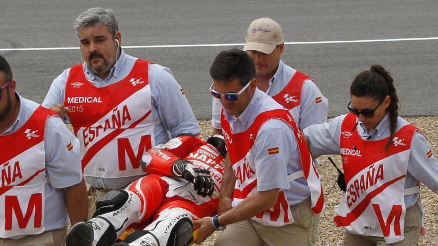 Juanfran Guevara retirado en camilla en el circuito de Jeréz.