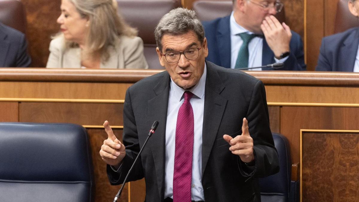 El ministro para la Transformación Digital, José Luis Escrivá, interviene durante una sesión de control al Gobierno, en el Congreso de los Diputados.