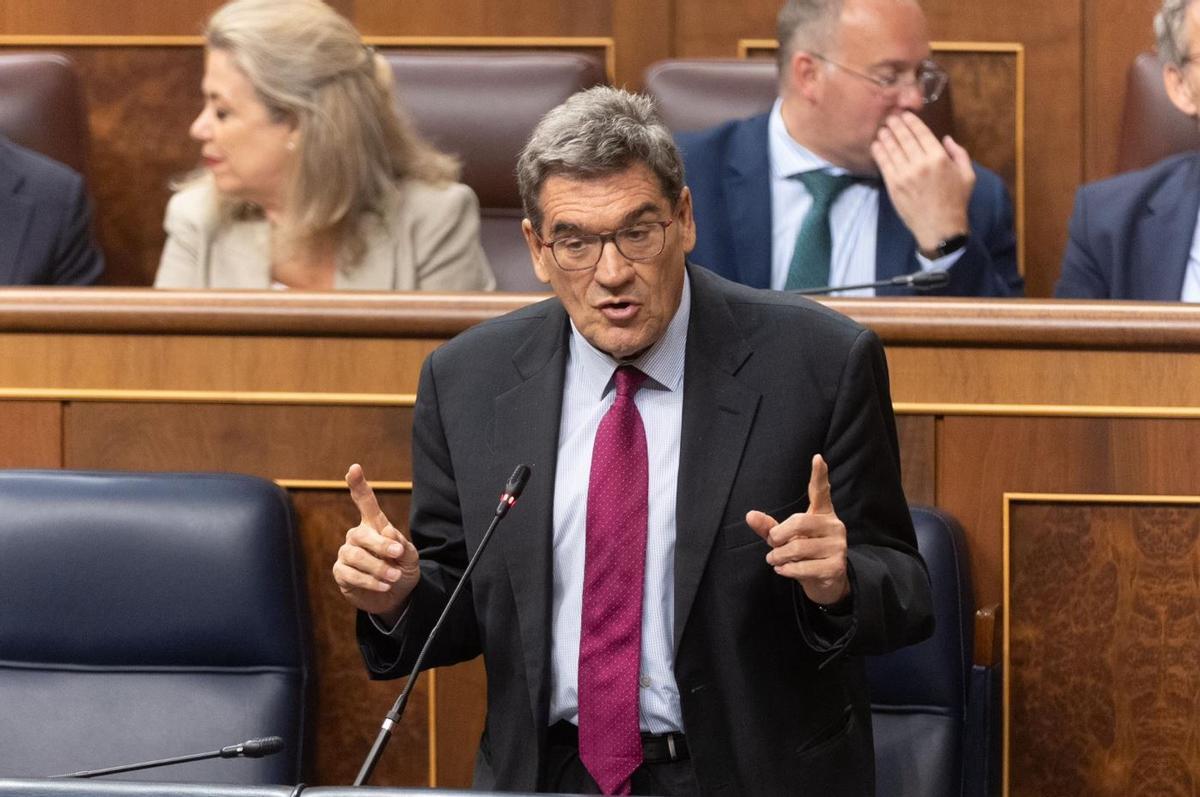 El ministro para la Transformación Digital, José Luis Escrivá, interviene durante una sesión de control al Gobierno, en el Congreso de los Diputados.