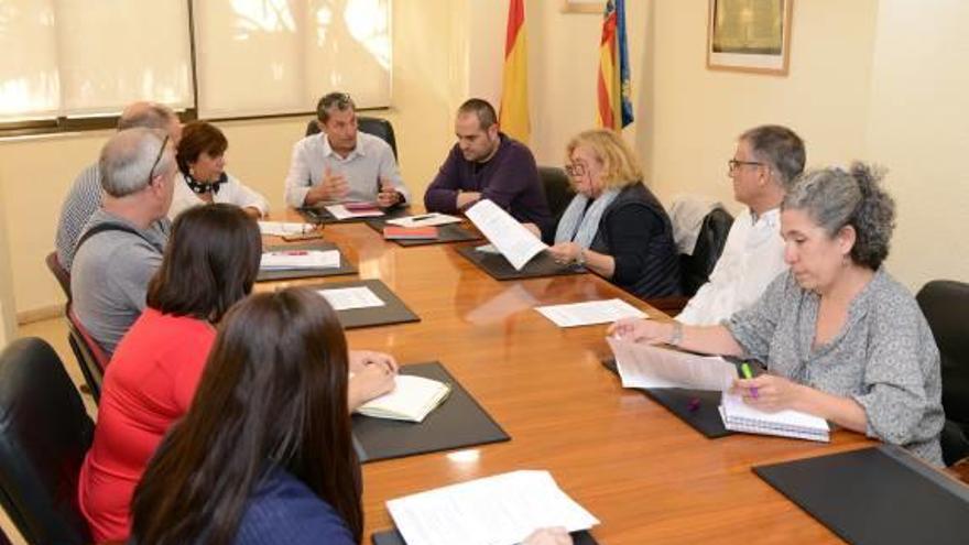 Concejales y el equipo directivo de los IES en la reunión.