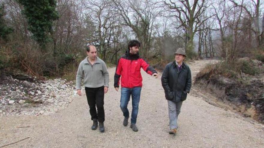 Por la izquierda, Javier Martínez, Riestra Rozas y Armas, visitando el camino de Las Llaceras, ayer.