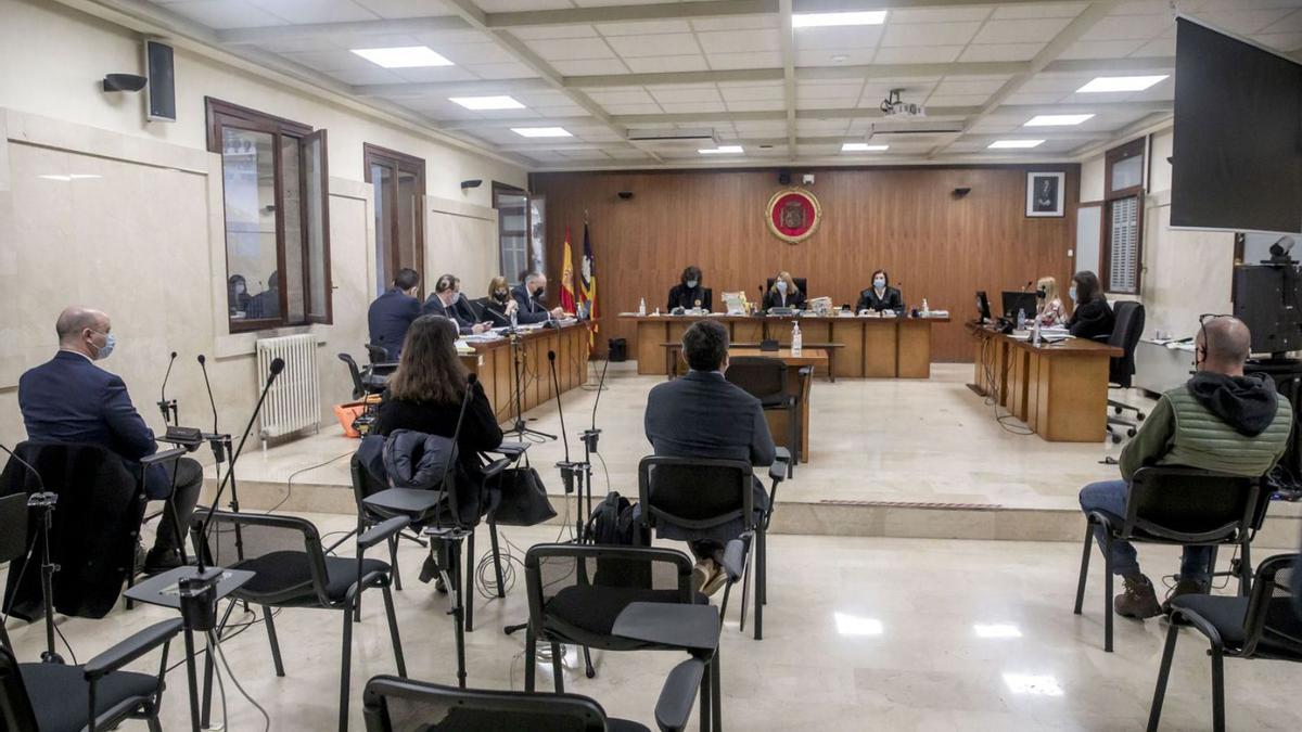 Los políticos de Formentera, de espaldas, ante el tribunal de la Audiencia de Balears.