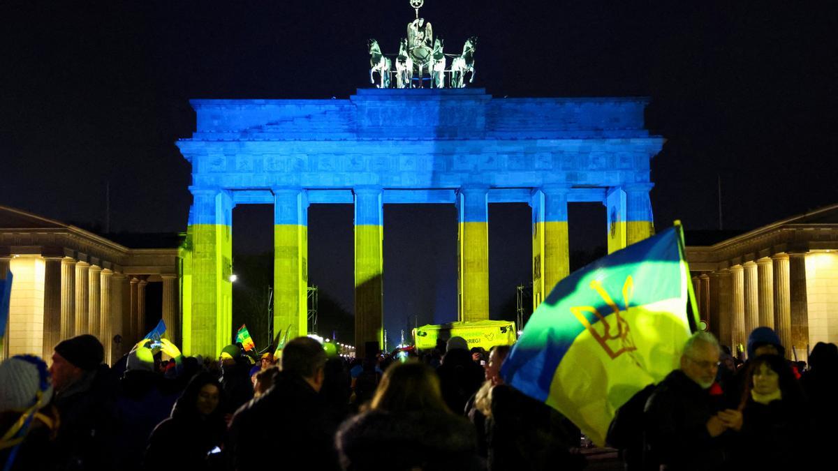 La Puerta de Brandenburgo en Berlín se ilumina con los colores de la bandera ucraniana con motivo del aniversario de la invasión rusa en Ucrania.