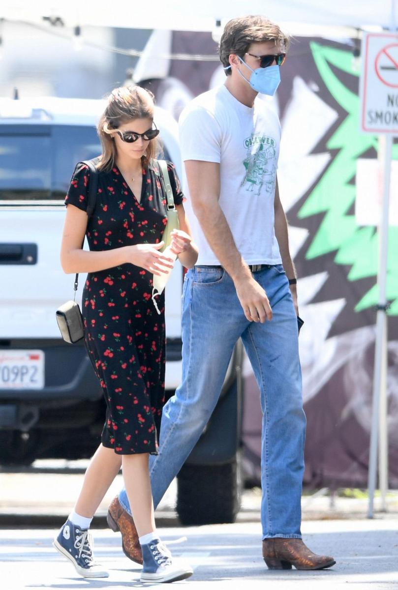 Kaia Gerber con vestido camisero y zapatillas Converse, y su pareja Jacob Elordi