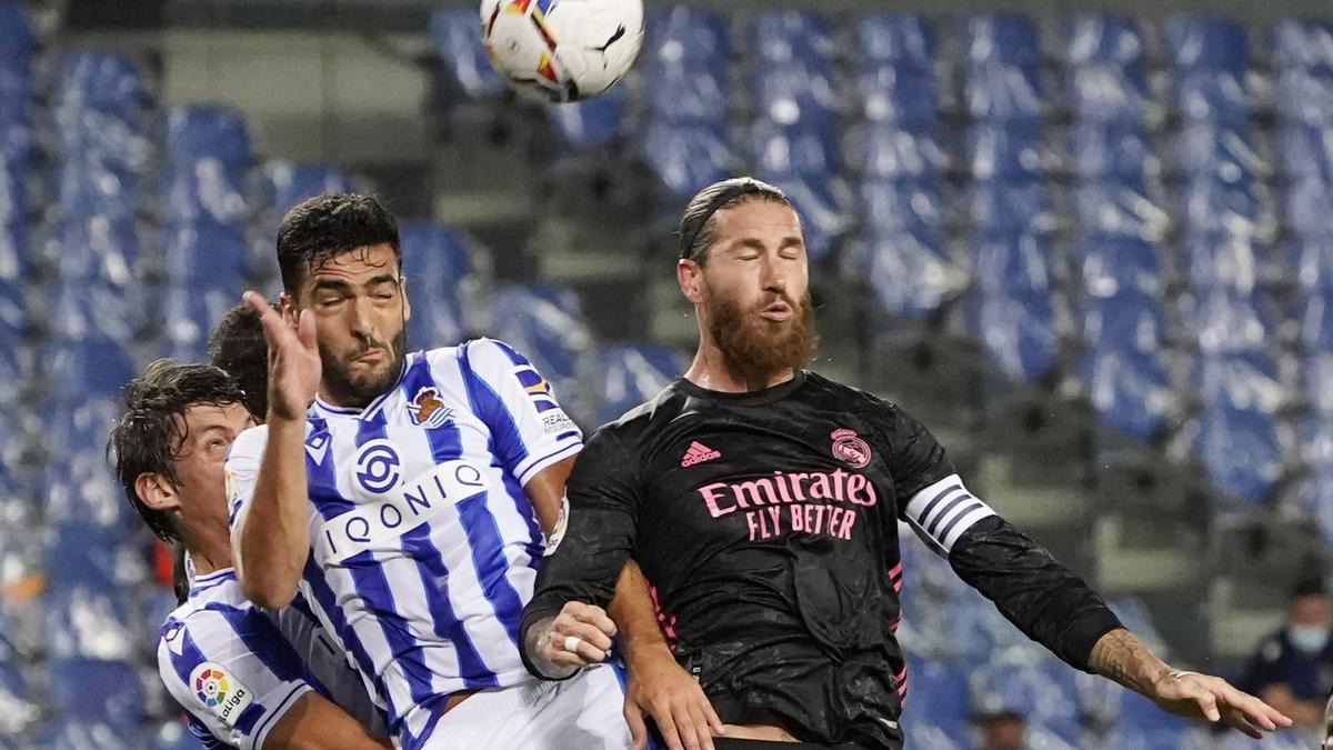 El realista Mikel Merino disputa un balón aéreo con el capitán del Real Madrid Sergio Ramos.