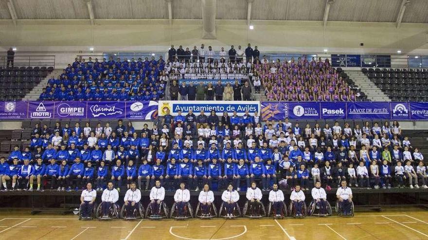 Foto de los jugadores de los equipos que forman parte de Fundavi, ayer, en el Complejo Deportivo Avilés.