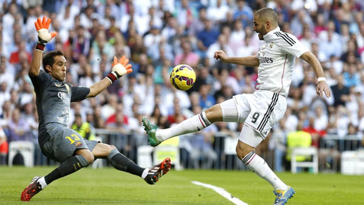 Bravo y Benzema, en un lance del partido