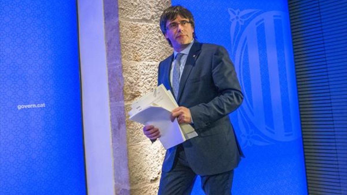 Puigdemont comparece ante la prensa, ayer.