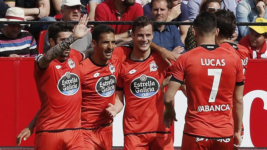 Oriol Riera y Lucas Pérez celebran el gol en Sevilla.