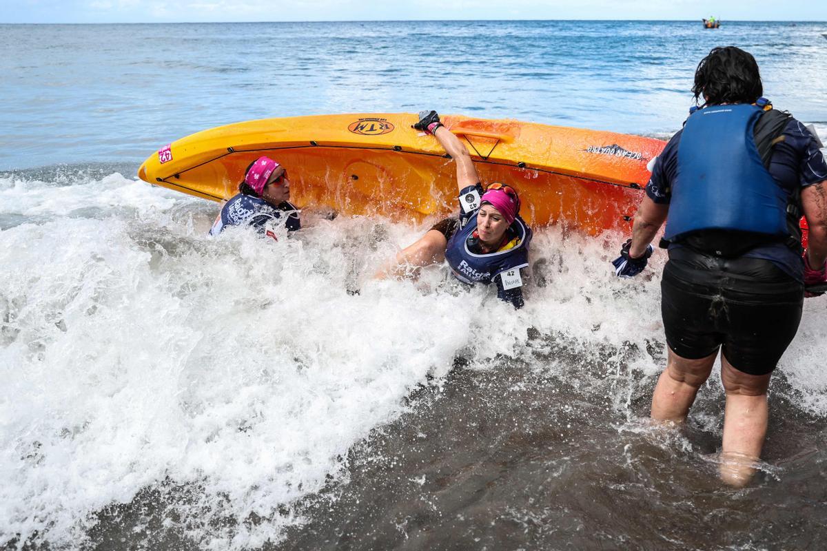 Competición multideportiva exclusivamente femenina Raid des Alizes en la isla caribeña francesa de Martinica, cada equipo representa una organización benéfica