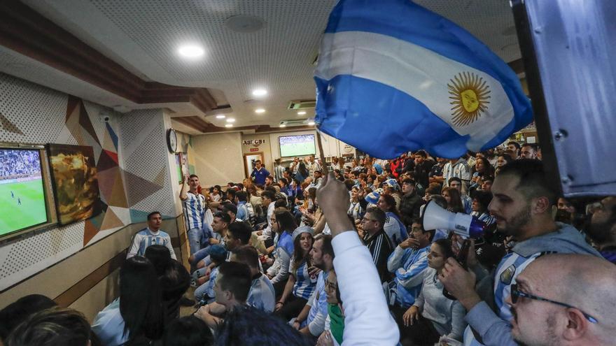 La afición argentina sigue en València el partido de la final del Mundial de Catar contra Francia