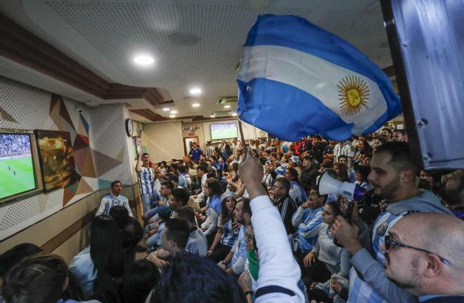 La afición argentina sigue en València el partido de la final del Mundial de Catar contra Francia