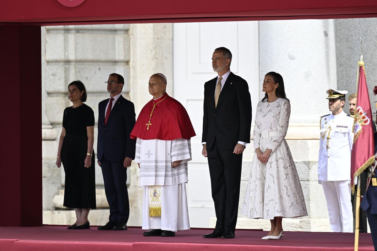 El Rey Felipe VI; la Reina Letizia; asisten a la ceremonia de bienvenida al Papa León XIV en el Palacio Real