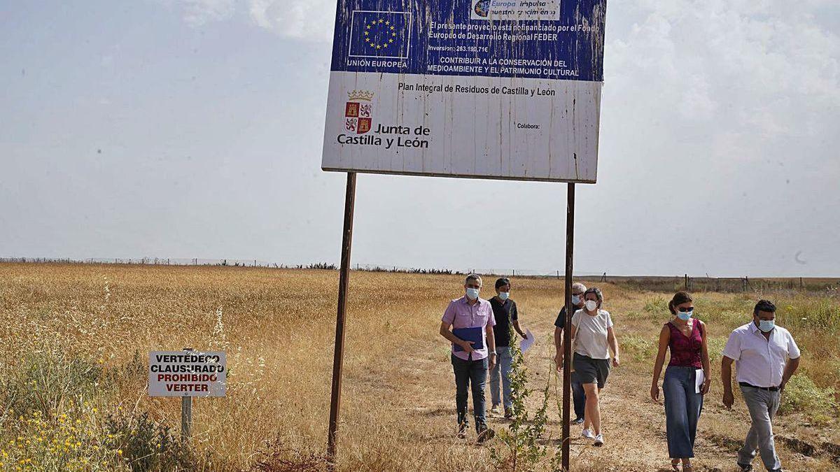 San Damián y el alcalde de Villafáfila (en primera fila) pasean por la zona recuperada.