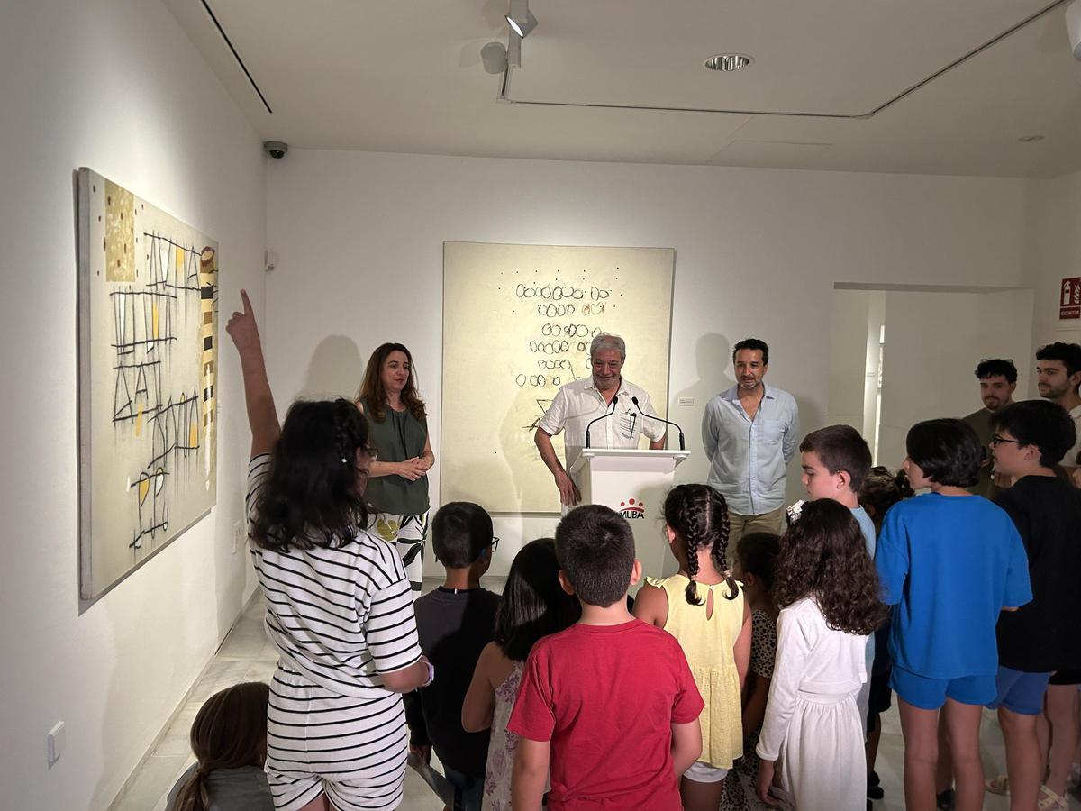 El artista, entre Martía Teresa Rodríguez y Ricardo Cabezas, y los alumnos del campamento del museo.