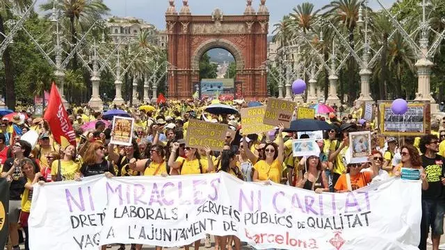 Los docentes en huelga se manifiestan desde plaza Espanya para "colapsar" Barcelona coincidiendo con la llegada del Papa