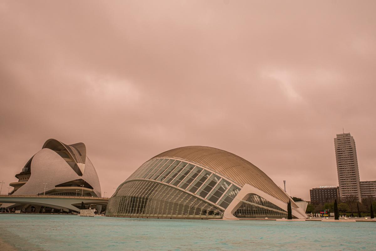 Vista del cielo en la Ciudad de las Artes y las Ciencias, en Valencia, este lunes 14 de marzo.