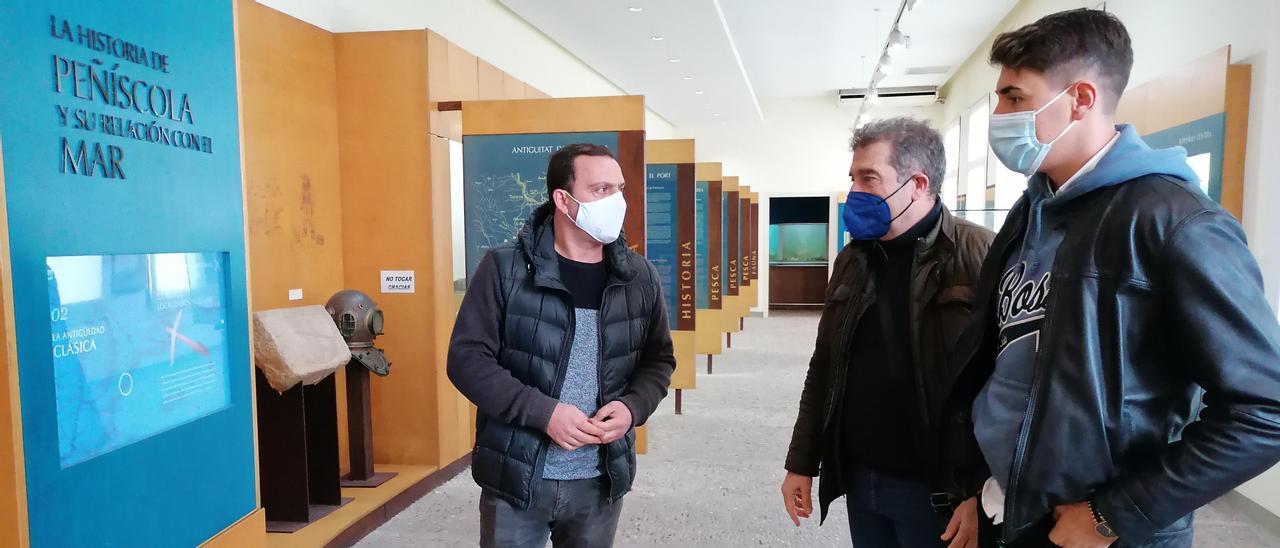 El alcalde de Peñíscola, Andrés Martínez, entre otros, durante una visita al renovado Museo del Mar.