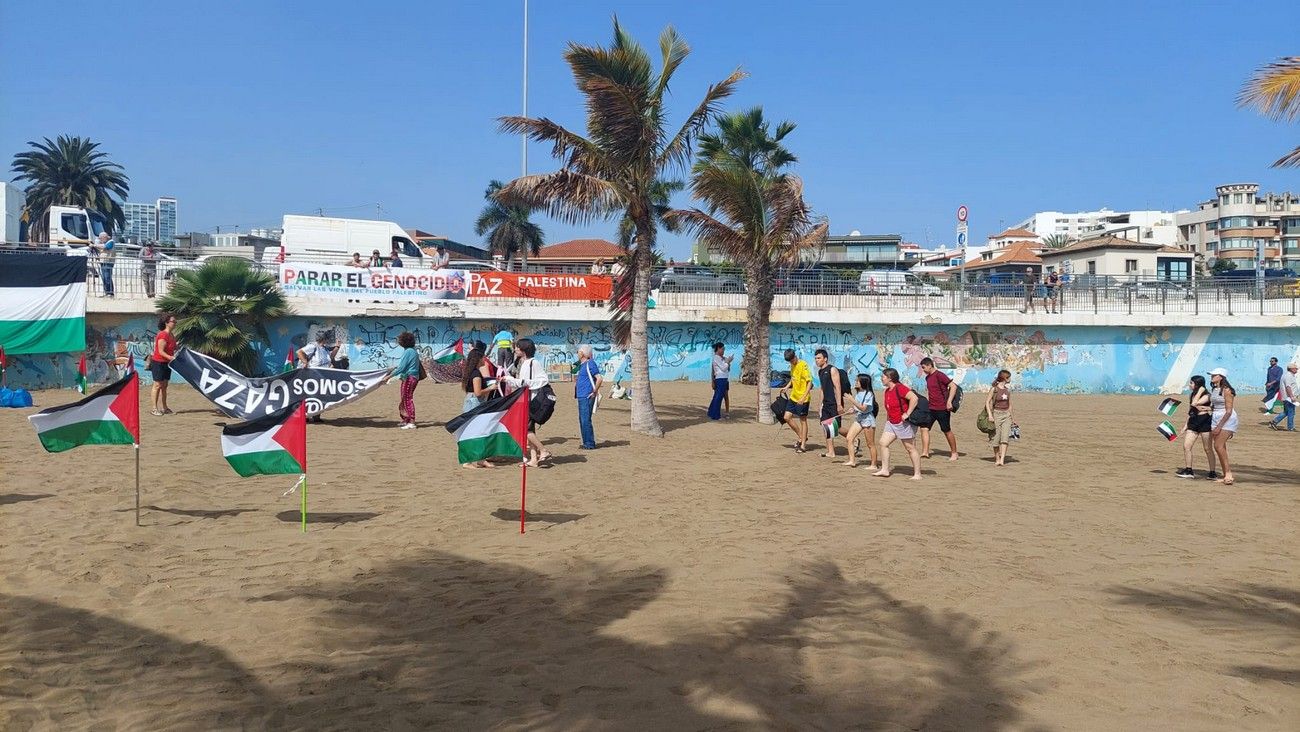 500 banderas por Palestina en la playa de Las Alcaravaneras (3).JPG