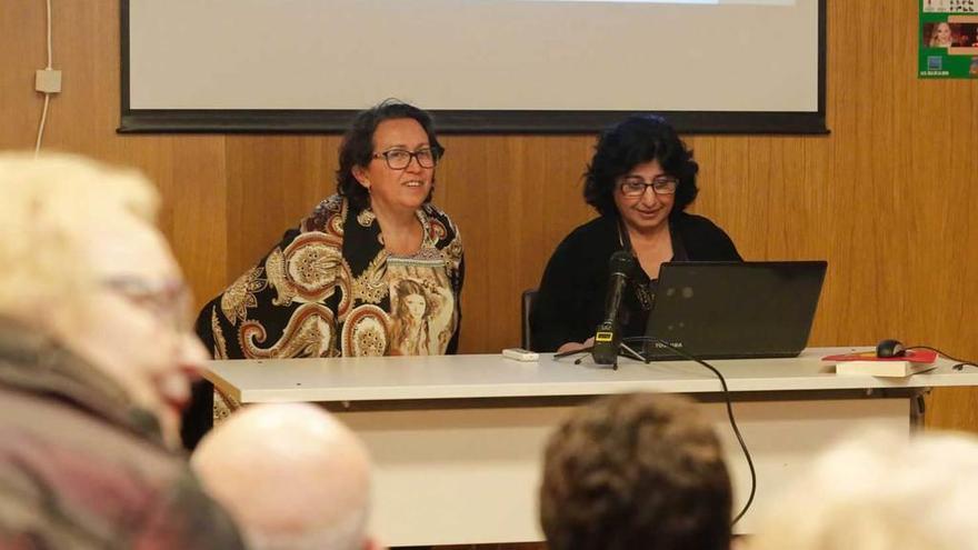 La edil de Igualdad, Soraya Casares -a la izquierda-, y Nazarín Armanian, ayer, en la Casa de Encuentros.